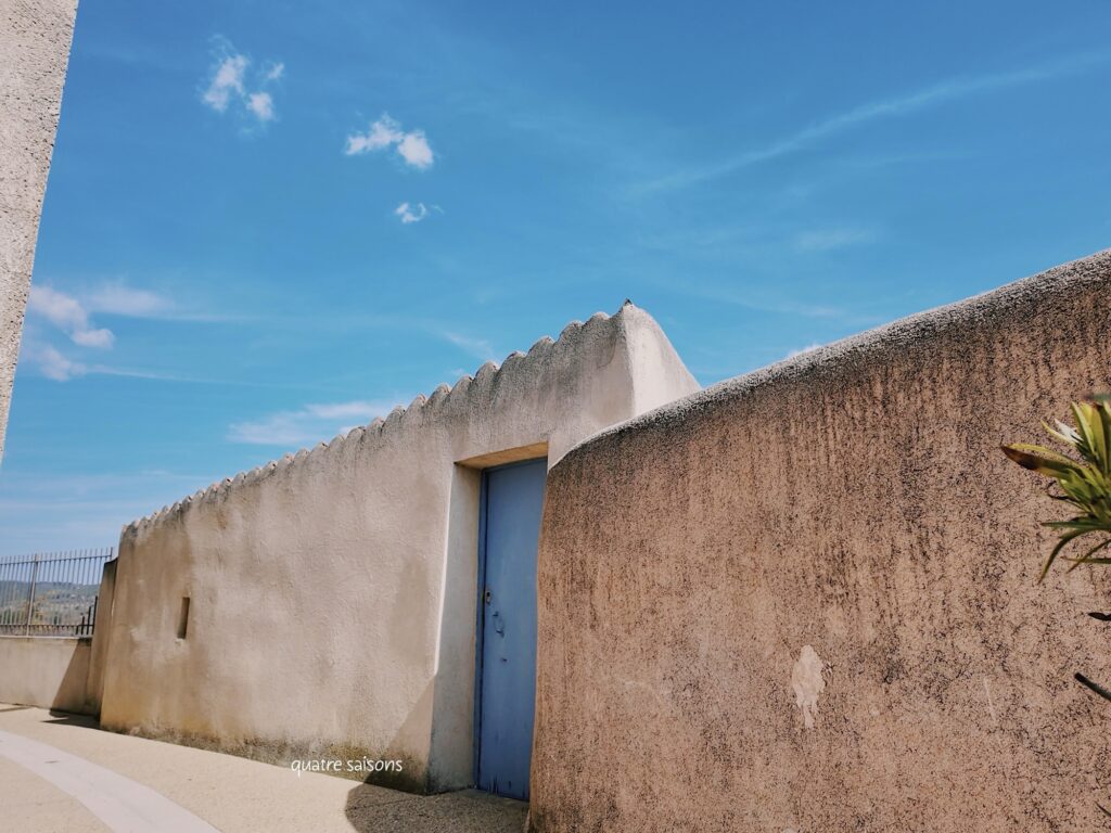 南フランスの街、ラ・トゥール・デーグの「Rue du Vieux Château(旧城通り)」