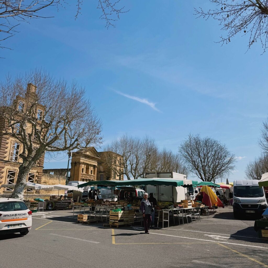 南フランスの街、ラ・トゥール・デーグのマルシェ