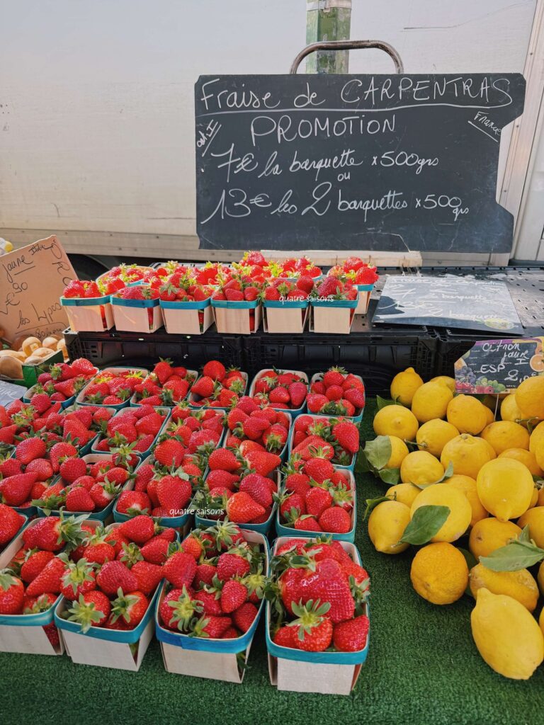 南フランスの街、ラ・トゥール・デーグのマルシェ