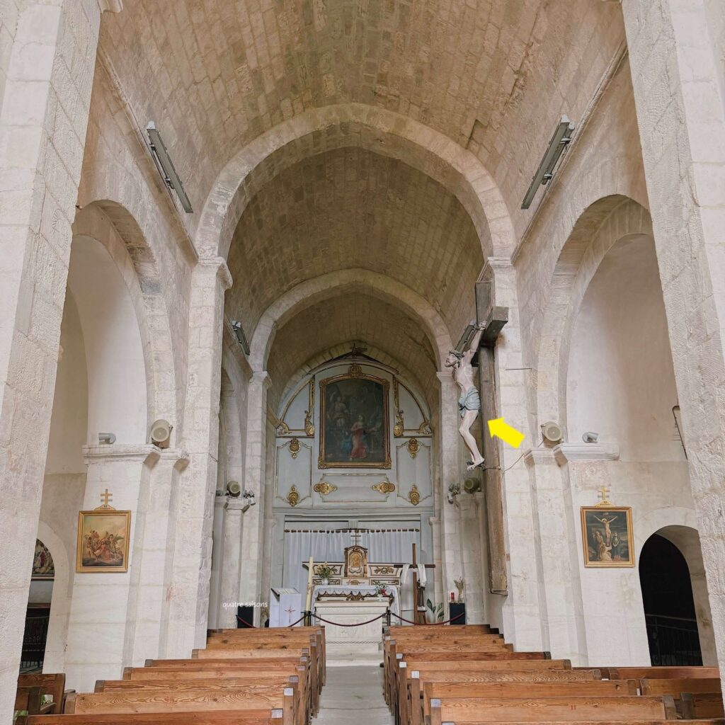 南フランスの村、ルシヨンのサンミッシェル教会