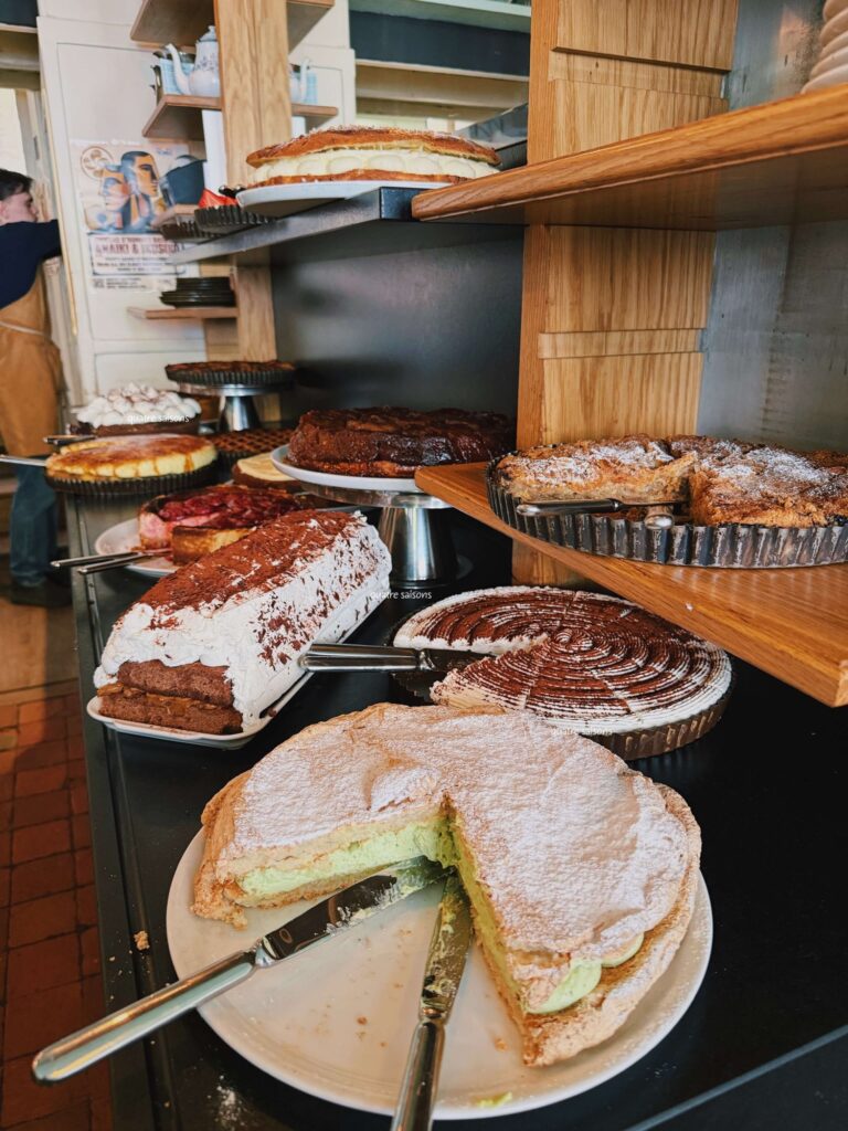 パリのマレ地区にあるランチも食べれる喫茶店、Le Loir dans la Théière