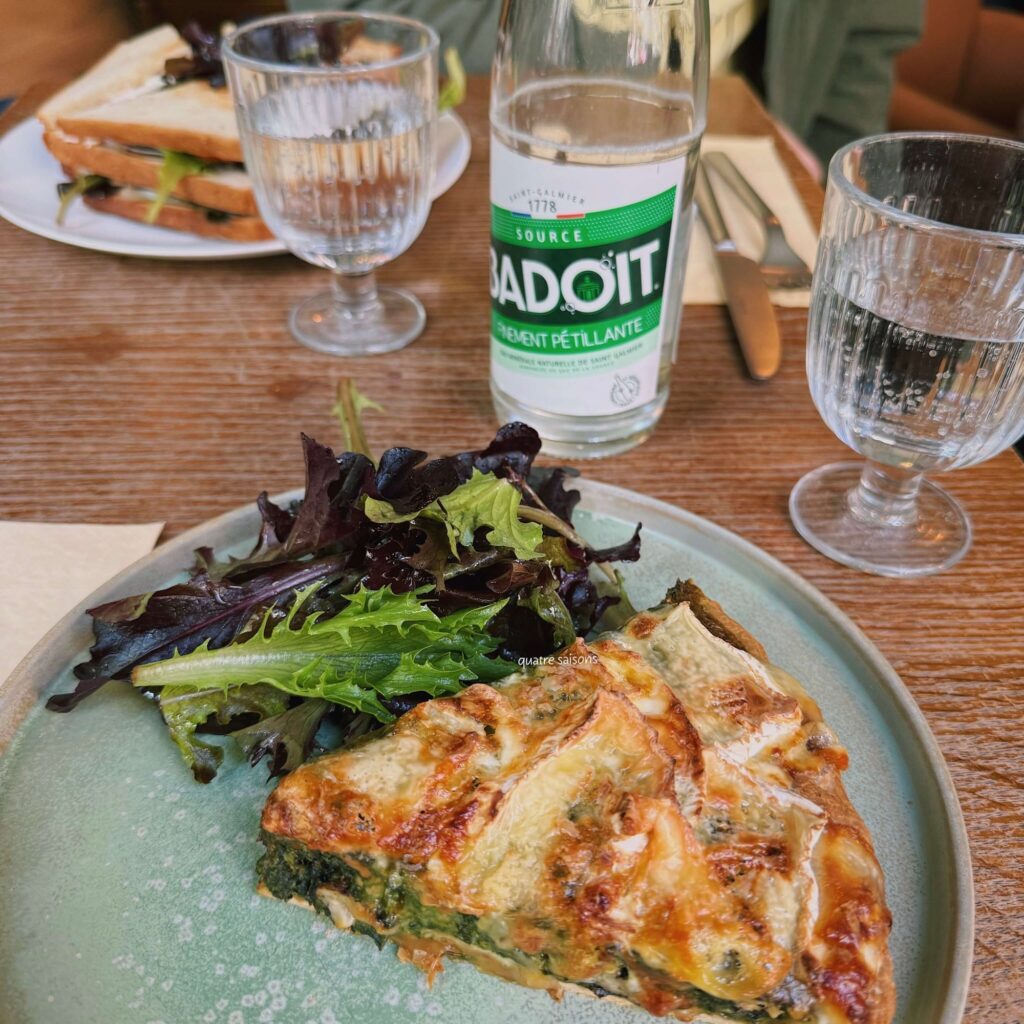 パリのマレ地区にあるランチも食べれる喫茶店、Le Loir dans la Théière