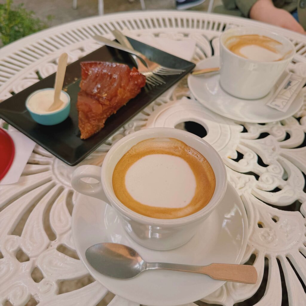 ジヴェルニー、モネの庭近くのカフェLes Nymphéasでスイーツ休憩