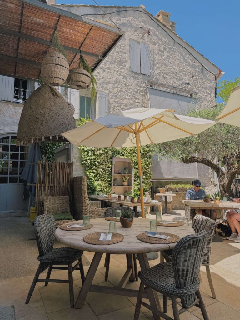 南フランスの村、エガリエールのレストラン、Maison Marshall