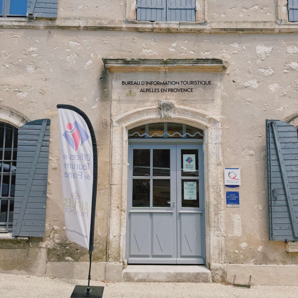 南フランスの村、エガリエールの観光案内所