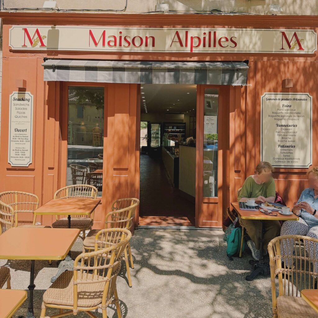 南フランスの村、エガリエールのパン屋さんMaison Alpilles