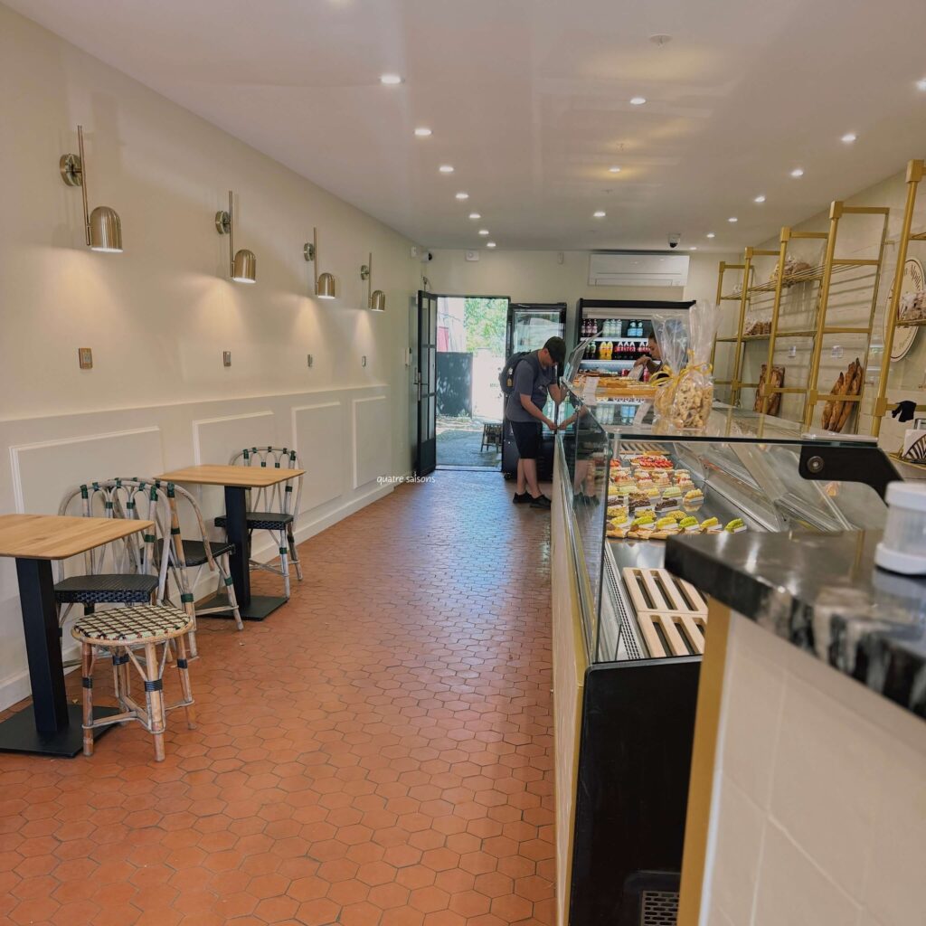 南フランスの村、エガリエールのパン屋さんMaison Alpilles
