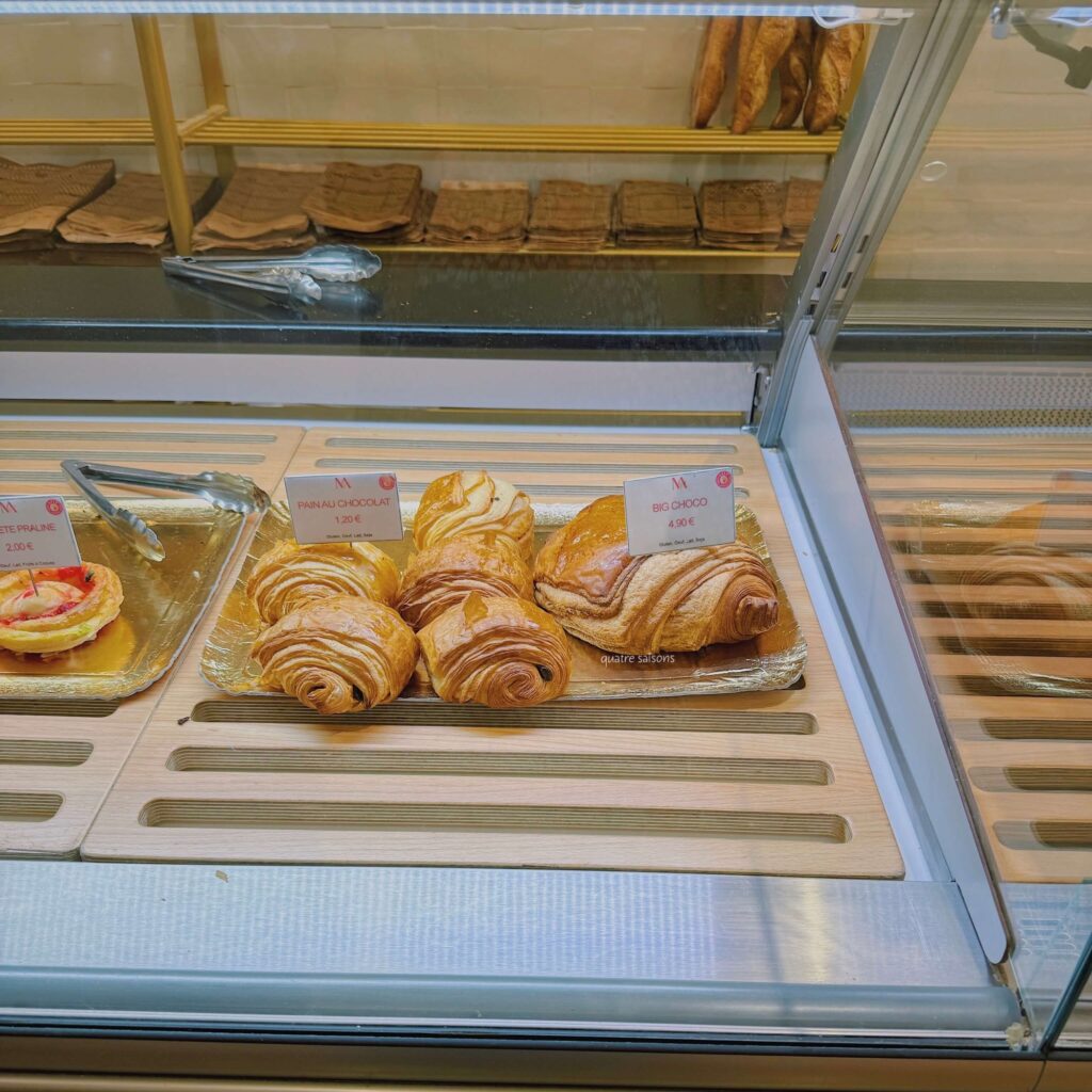 南フランスの村、エガリエールのパン屋さんMaison Alpilles