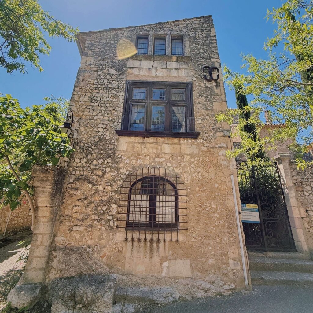 南フランスの村、エガリエールのイスナール邸宅（L'hôtel Isnard）