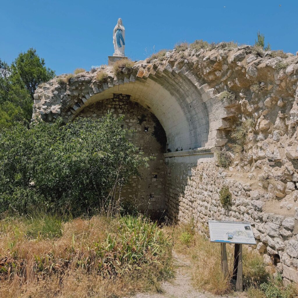 南フランスの村、エガリエールの天守閣(Donjon)