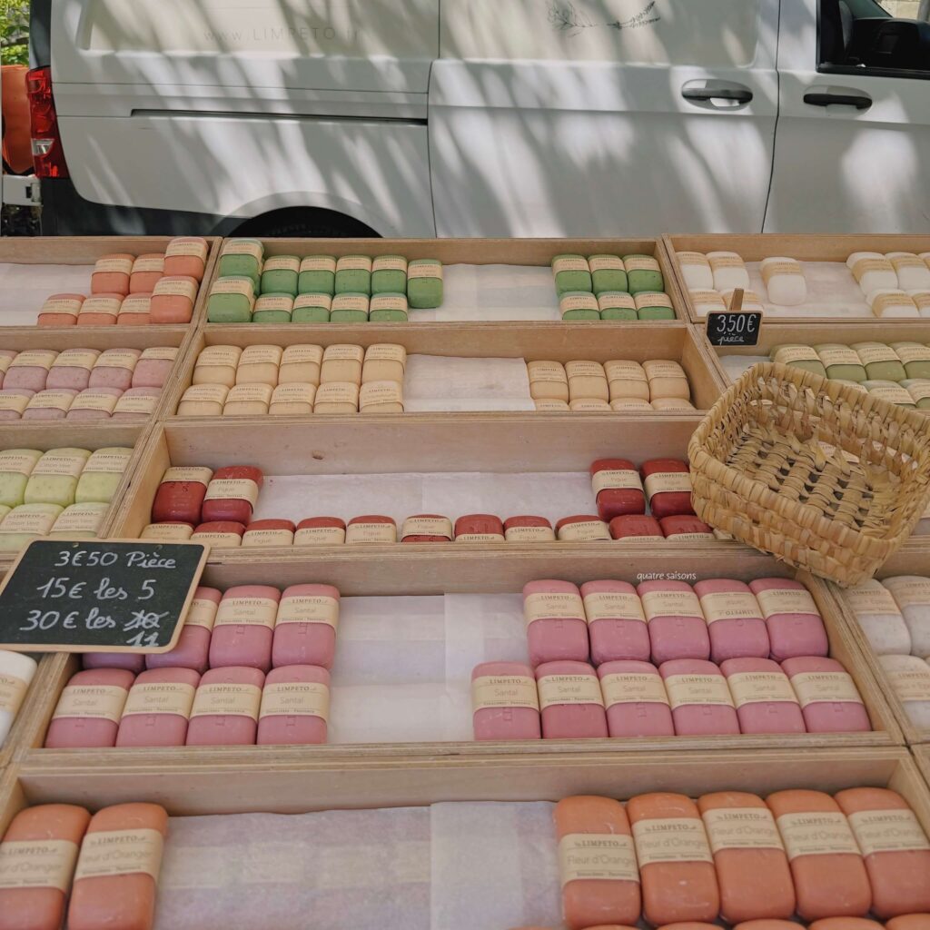 南フランスの村、エガリエールのマルシェ
