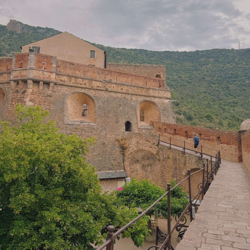 フランス南西部の村ヴィルフランシュドコンフランにあるリベリア砦（Fort Libéria）