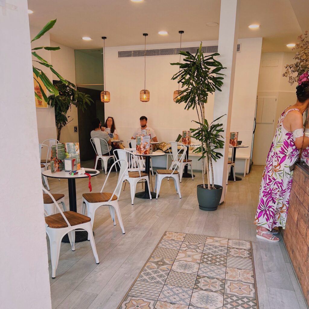 スペインの街、フィゲラスのカフェ、Rambla cultura artesana