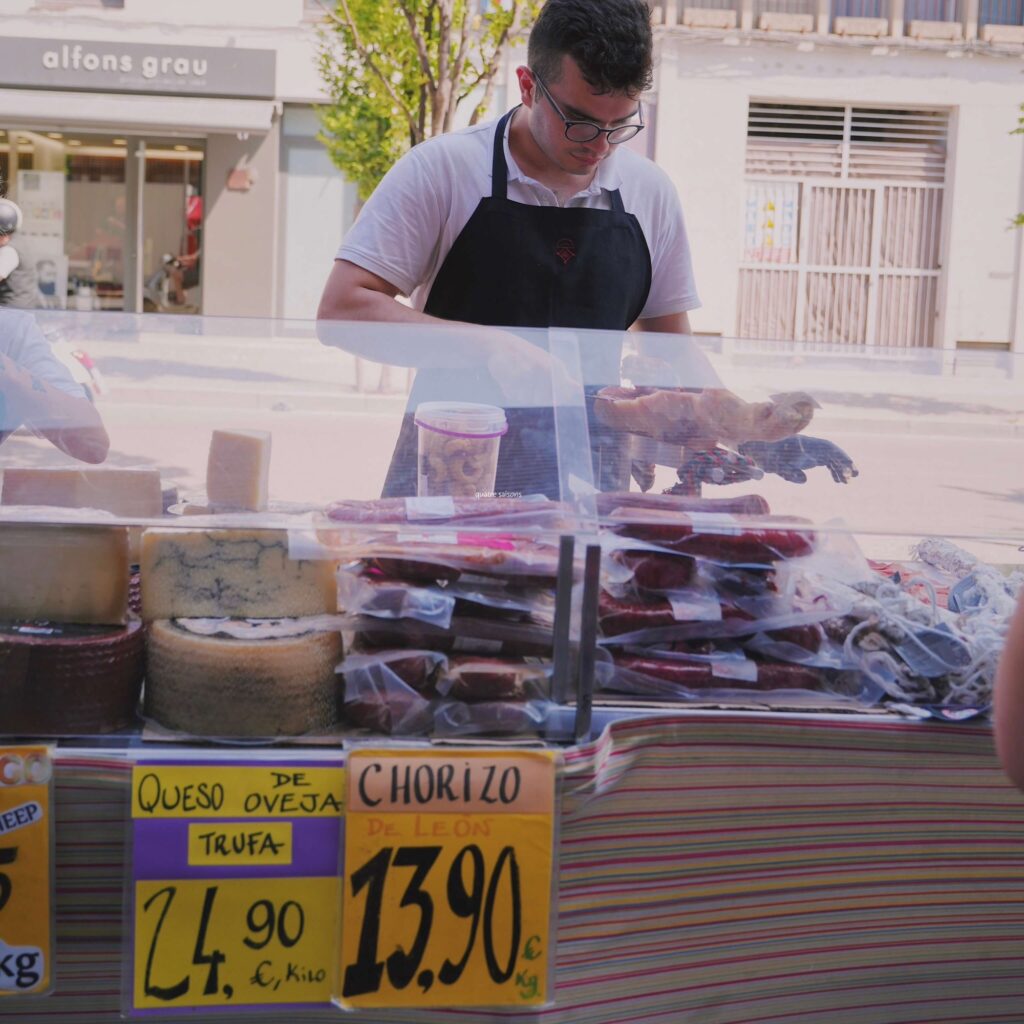 スペインの街フィゲラスのマルシェ