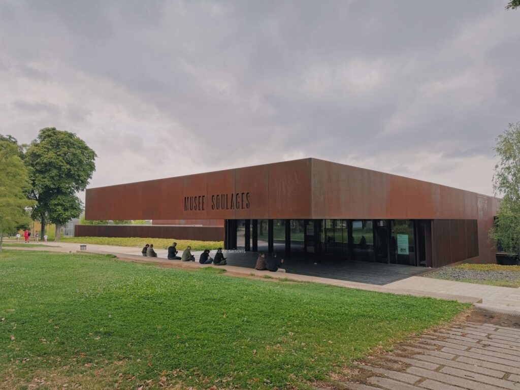 フランス南西部、ロデズにあるスーラージュ美術館(Musée Soulages)