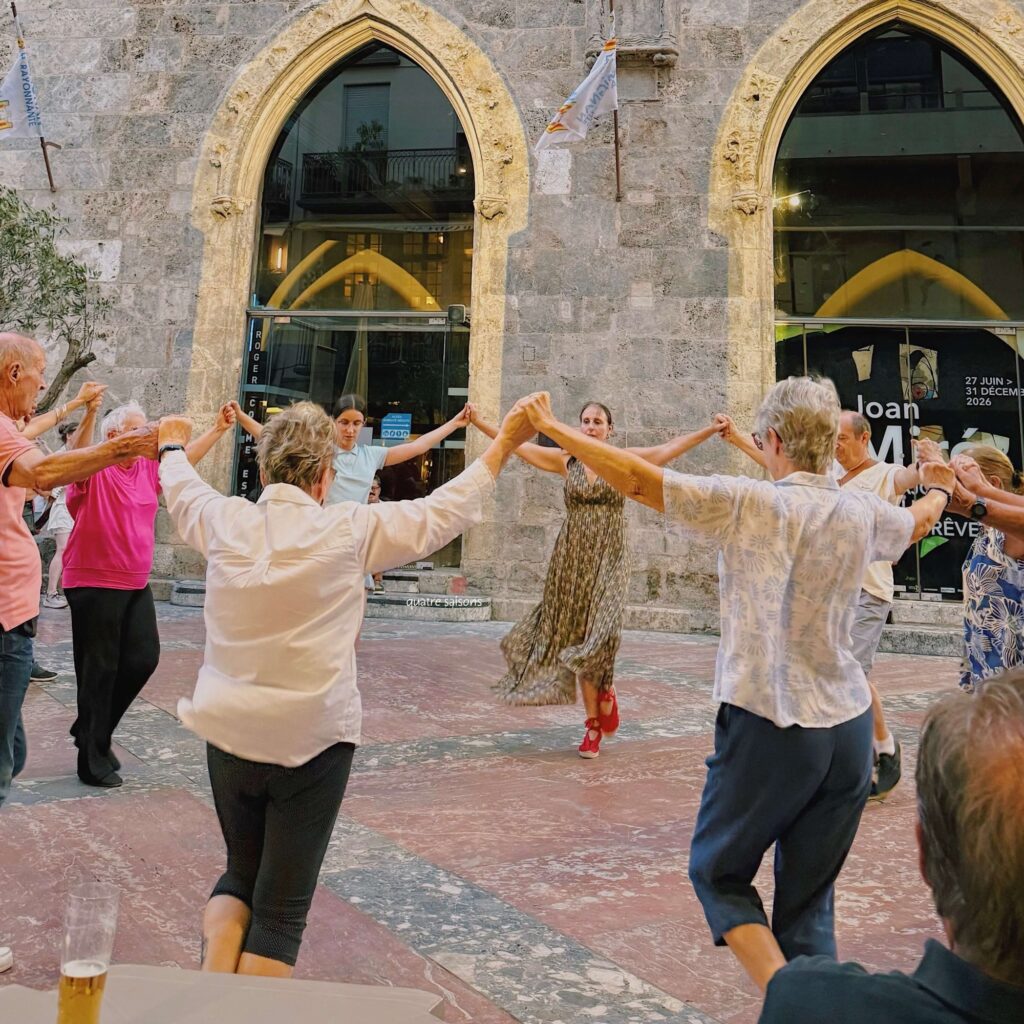 カタルーニャ地方の伝統的なダンスサルダンヌ(Sardane)