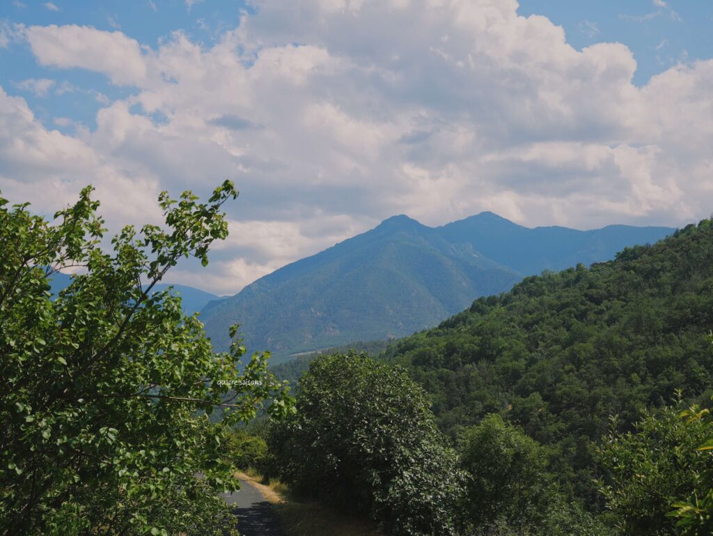 フランス南西部の村、エヴォルから見えた山