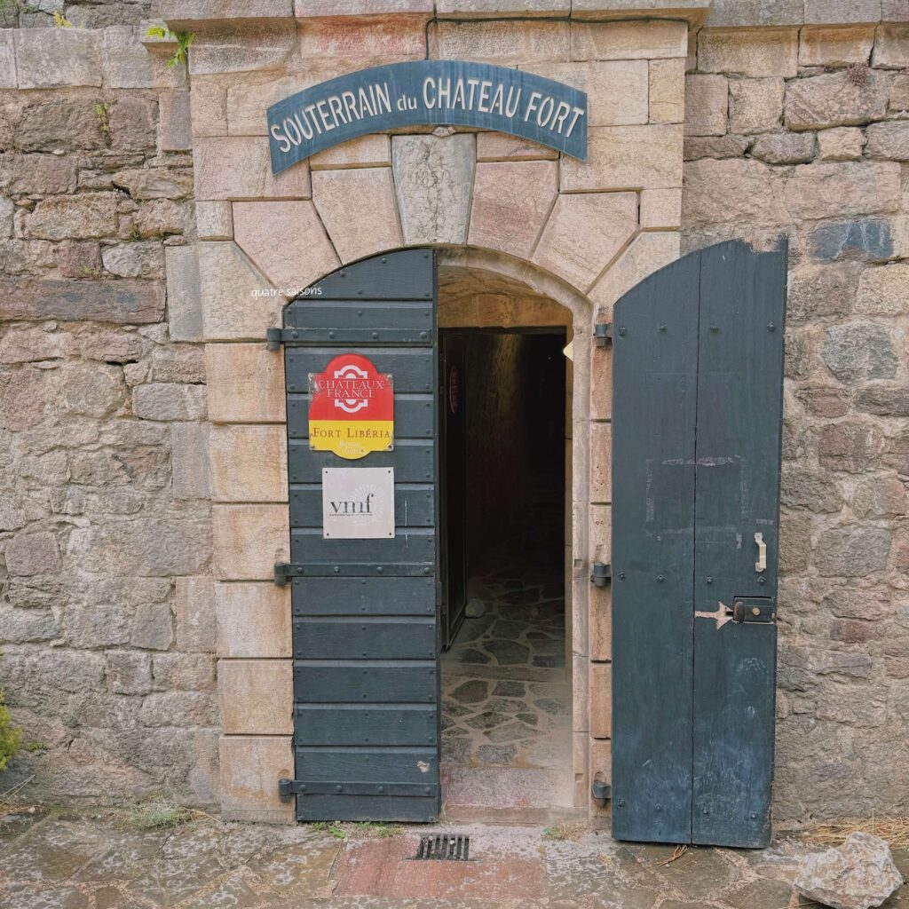 フランス南西部の村ヴィルフランシュドコンフランにあるリベリア砦（Fort Libéria）へトンネルの階段734段を歩いて上がる方法