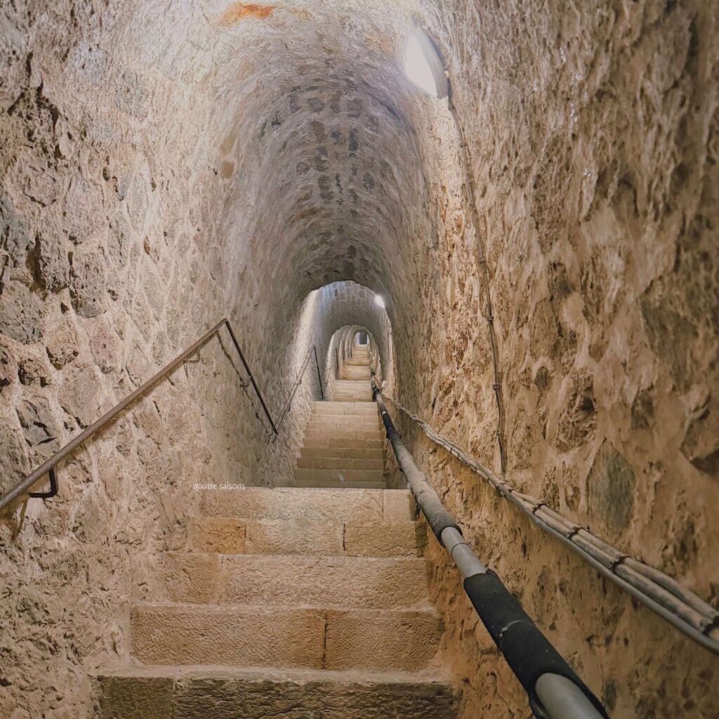 フランス南西部の村ヴィルフランシュドコンフランにあるリベリア砦（Fort Libéria）へトンネルの階段734段を歩いて上がる方法