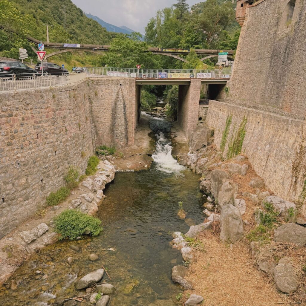 フランス南西部、スペイン国境近くの村ヴィルフランシュ・ド・コンフランを流れるテット川