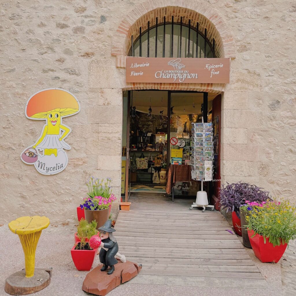 フランス南西部、ヴィルフランシュ・ド・コンフランのエピスリーLa Boutique Du Champignone
