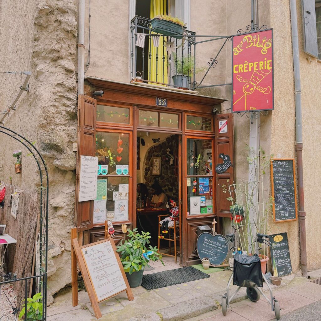 フランス南西部、ヴィルフランシュ・ド・コンフランの外観が素敵なお店