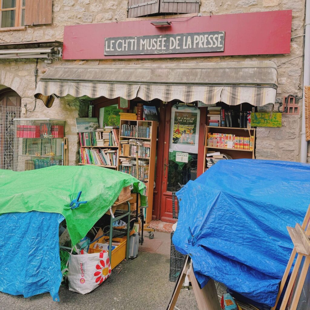 フランス南西部、ヴィルフランシュ・ド・コンフランの外観が素敵なお店