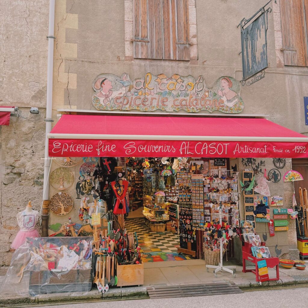 フランス南西部、ヴィルフランシュ・ド・コンフランの外観が素敵なお店
