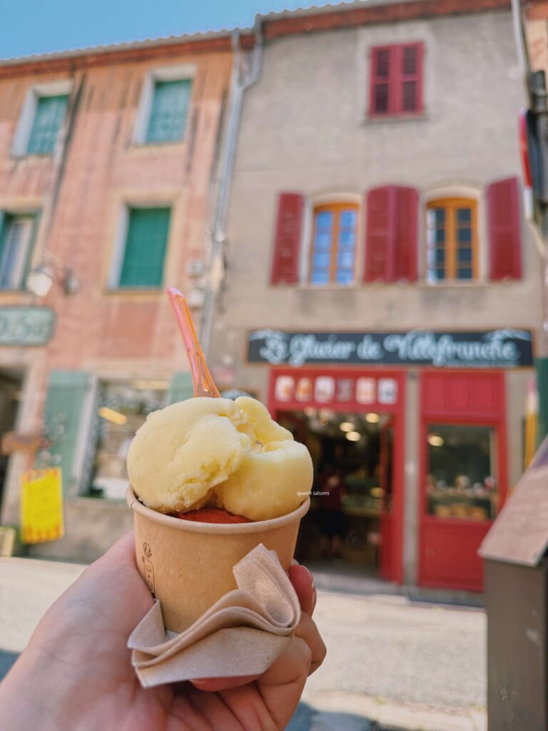 フランス南西部、ヴィルフランシュ・ド・コンフランのアイスやさんLe glacier de Villefranche