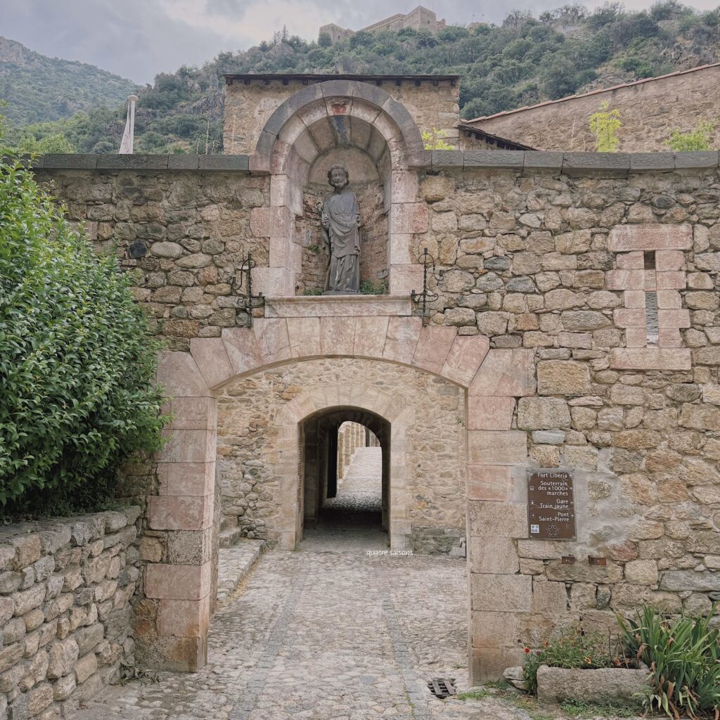 フランス南西部の村ヴィルフランシュドコンフランにあるリベリア砦（Fort Libéria）へトンネルの階段734段を歩いて上がる方法