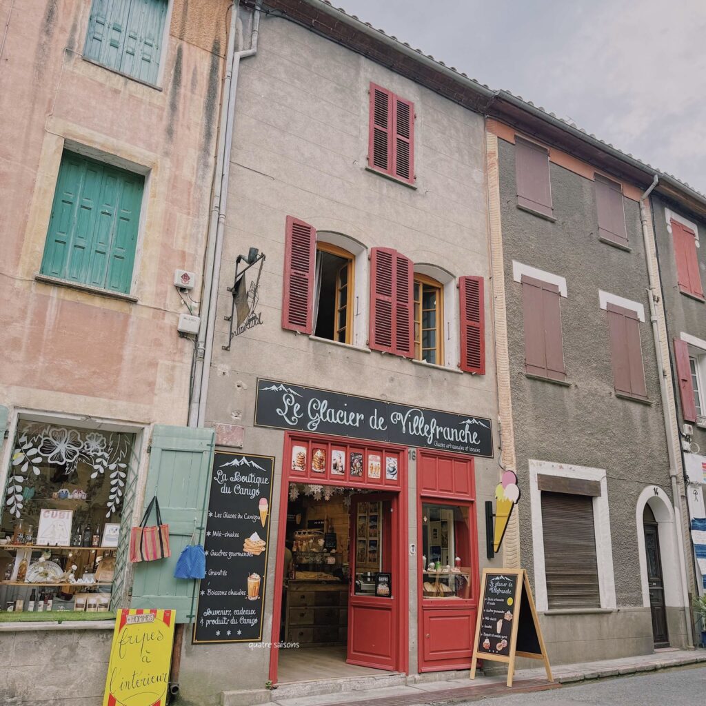 フランス南西部、ヴィルフランシュ・ド・コンフランのアイスやさんLe glacier de Villefranche