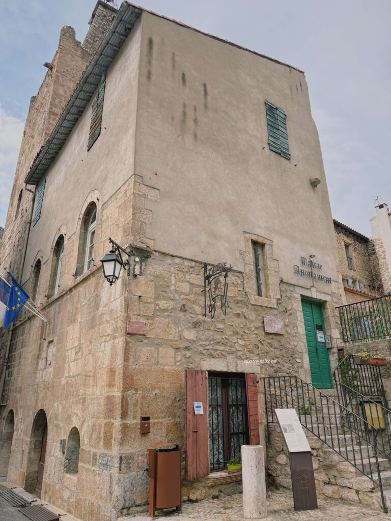 フランス南西部、スペイン国境近くの村ヴィルフランシュ・ド・コンフランの市役所