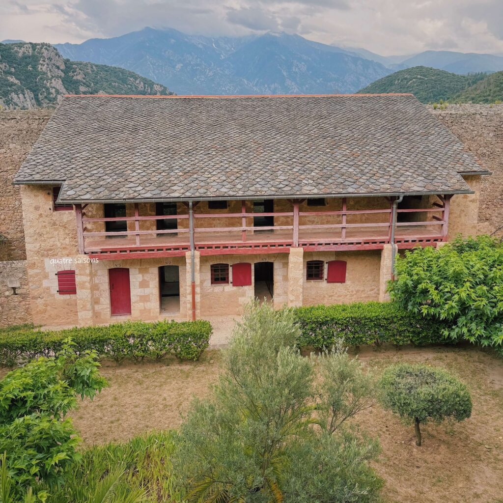 フランス南西部の村ヴィルフランシュドコンフランにあるリベリア砦（Fort Libéria）