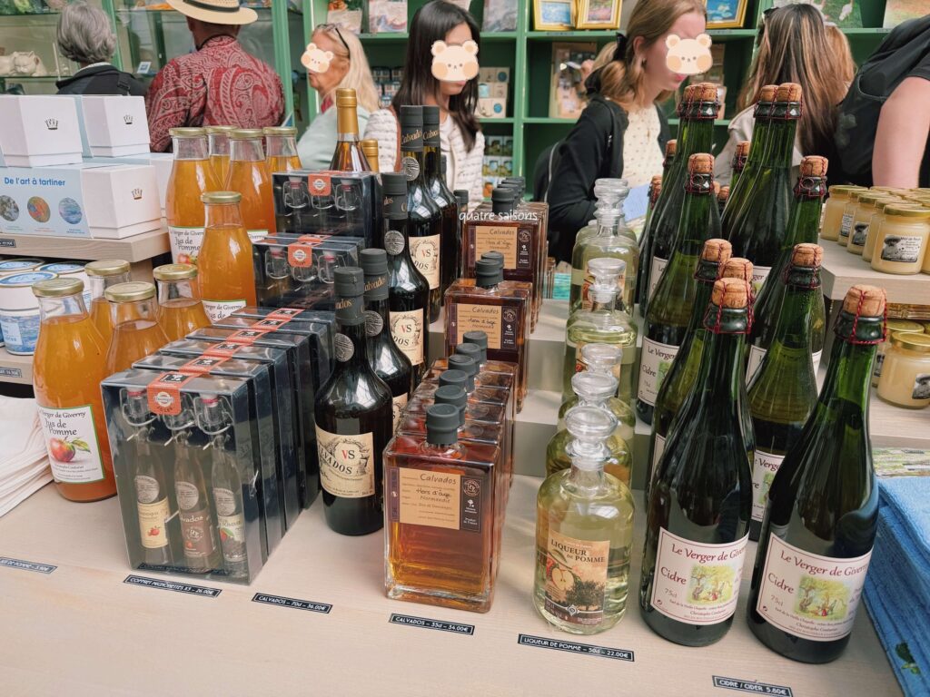 お庭で採れたハチミツを売っていました。