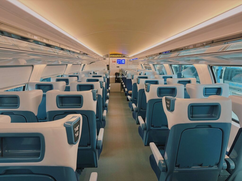 パリのサンラザール駅からジヴェルニーの駅まで行く電車の車内