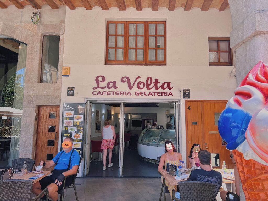 スペインの街フィゲラスのカフェレストランLa Volta