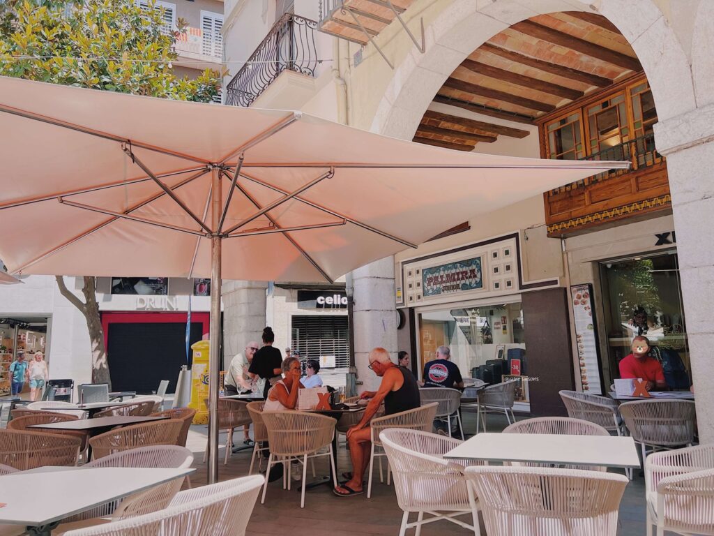 スペインの街フィゲラスのカフェレストランLa Volta