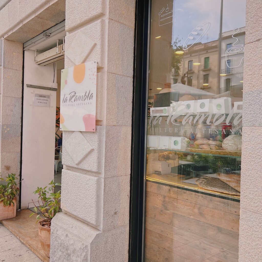 スペインの街、フィゲラスのカフェ、Rambla cultura artesana