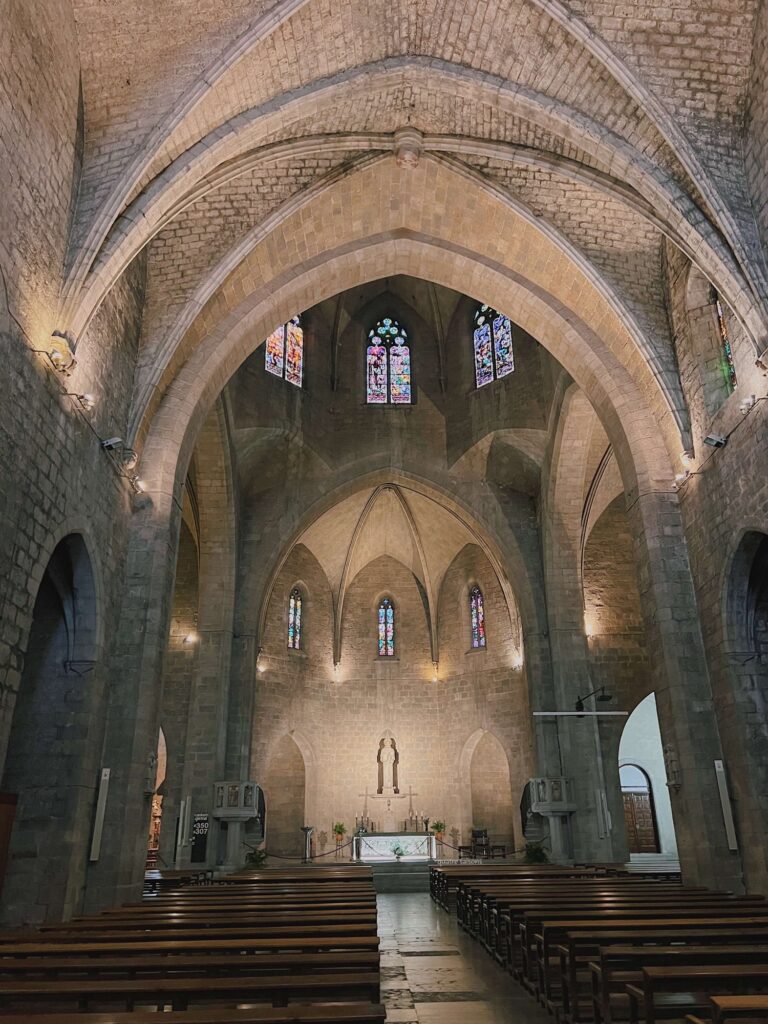 スペインの街フィゲラスにあるサン・ペレ教会